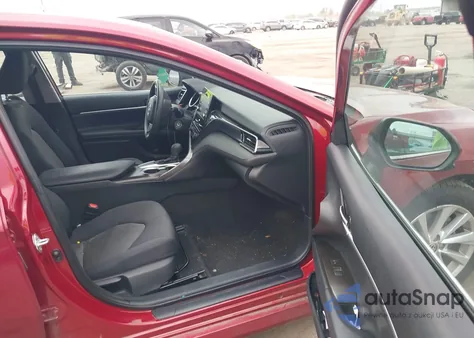 2021 Toyota Camry Le z USA, uszkodzony, nr VIN 4T1C11AK1MU544310